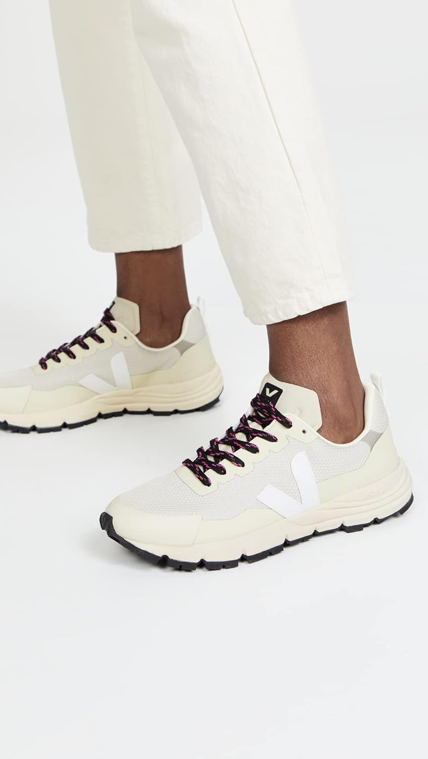 Veja Dekkan Low-Top Sneakers – Sporty Design with Signature V Detail and Innovative Materials