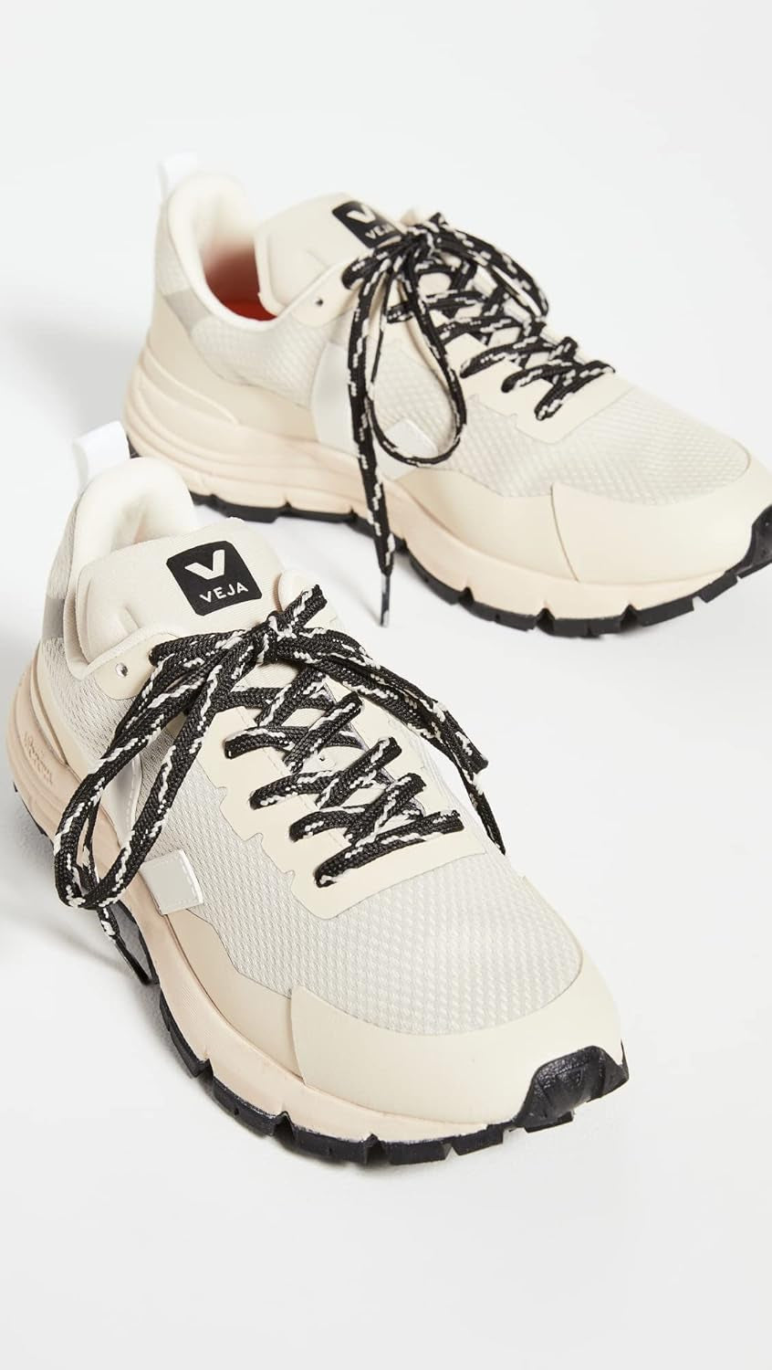 Veja Dekkan Low-Top Sneakers – Sporty Design with Signature V Detail and Innovative Materials